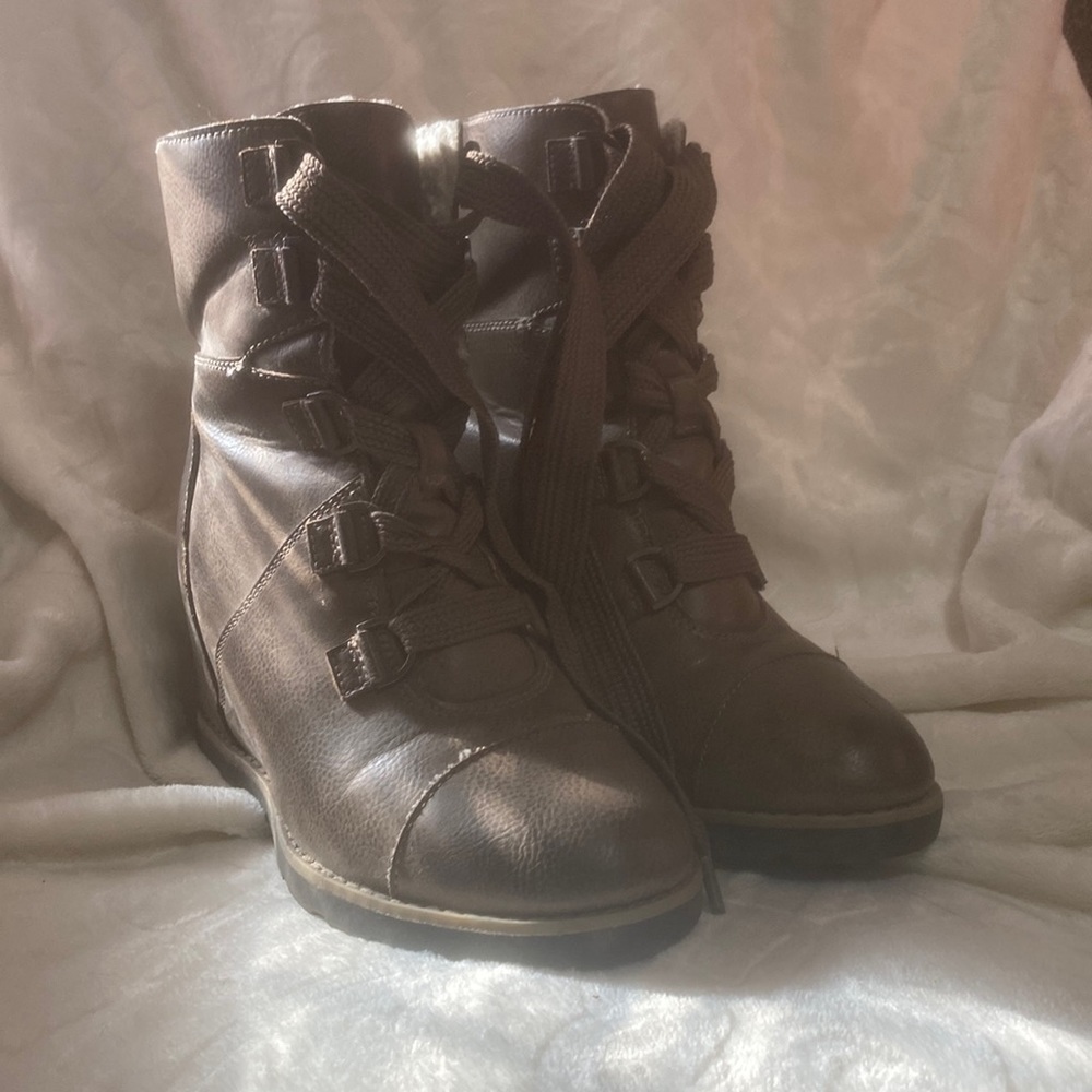 Universal Thread wedge Booties 6